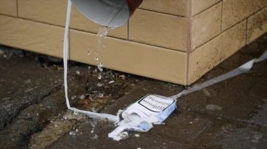 çamura düşen yağmur damlaları