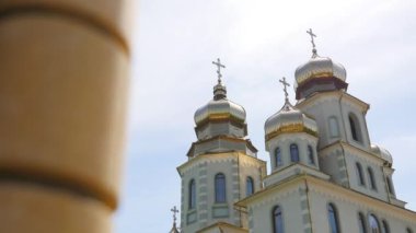 Bir arka plan parlak mavi gökyüzünün güzel Ortodoks Kilisesi