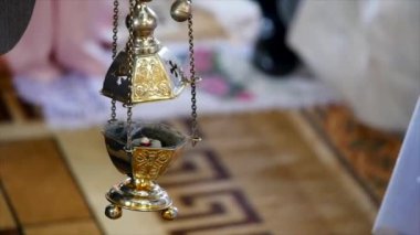 Aygıt ritüel ortasında sigara. Yakın çekim ağır çekim görüntüleri ritüel kilisenin ortasında ortasında bir sigara cihazın.