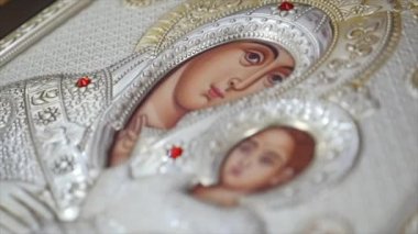 Kilise gümüş simge ile altın ekler