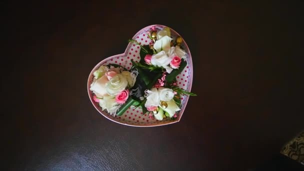 Hermosos boutonnieres de boda en una caja — Vídeos de Stock