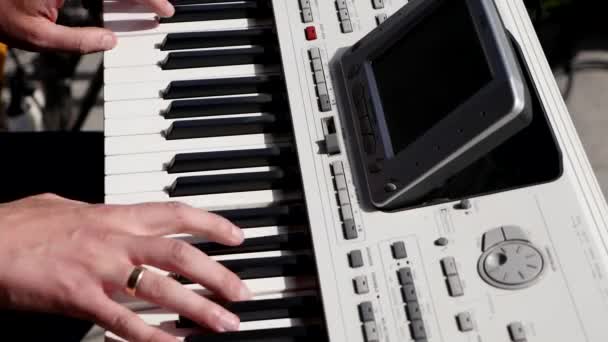 Primo piano di una mano di un pianista che suona sulla tastiera. Mani degli uomini sulla tastiera del pianoforte. Mano che suona il pianoforte. Piano di strada . — Video Stock
