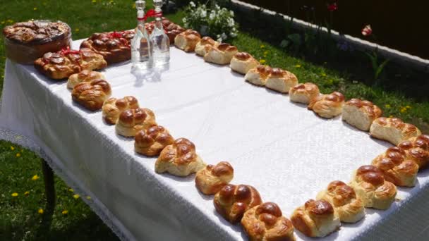 Traditionella välsmakande ukrainska bröllop brödlimpa på tabellen bröllop — Stockvideo