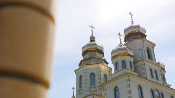 Bela igreja ortodoxa contra um contexto do céu azul brilhante — Vídeo de Stock