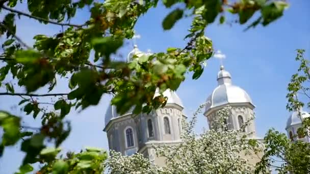 Bella chiesa ortodossa su uno sfondo di cielo blu brillante — Video Stock