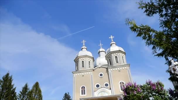 Hermosa iglesia ortodoxa sobre un fondo de cielo azul brillante — Vídeos de Stock