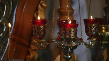 Kilisede yanan dinsel mumlar