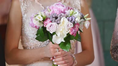 Dantel elbise güzel beyaz düğün çiçek buketi, yakın çekim holding içinde gelin