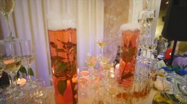 Alkol ve farklı içecekler ile gözlük, gözlük şarap ve şampanya vardır kırmızı şarap gözlük, kadehte şampanya büfesi masada açık büfe tablo lokantada alkol ile