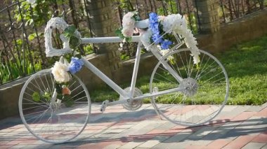 Beyaz bisiklet dekorasyon çiçek sepetleri