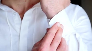 Bir kravat ve kol düğmeleri yaka çiçeği damat giyer