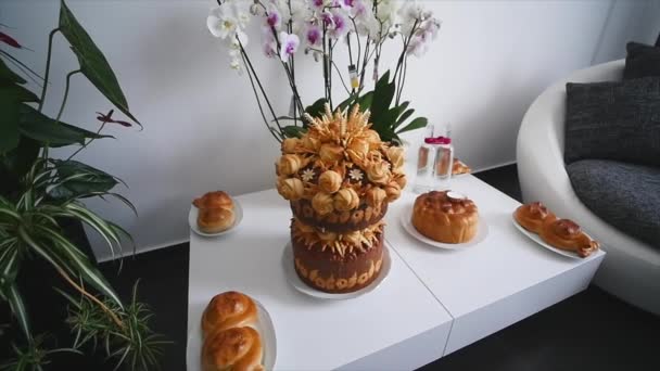 Traditional tasty ukrainian wedding bread loaf at the wedding table — Stock Video