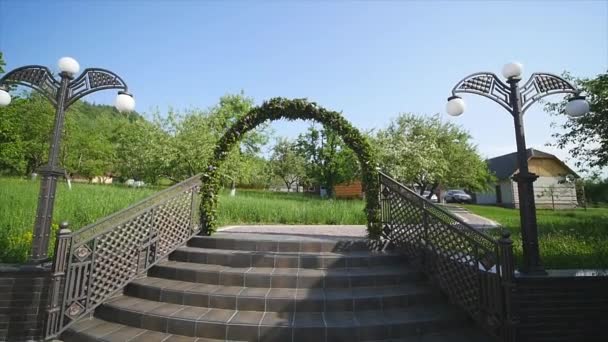 Arco de boda decorado con flores — Vídeos de Stock