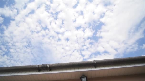 Fragmento de hermosa casa residencial sobre fondo de cielo azul — Vídeos de Stock