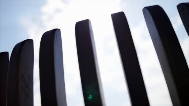 Güneş yeni bir ahşap çit backyard dolly atış çevresinde parlıyor — Stok video