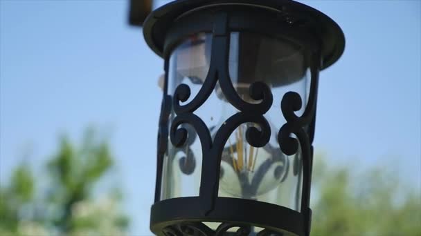 Zwarte gesmede lantaarn op blauwe hemelachtergrond. Close-up — Stockvideo