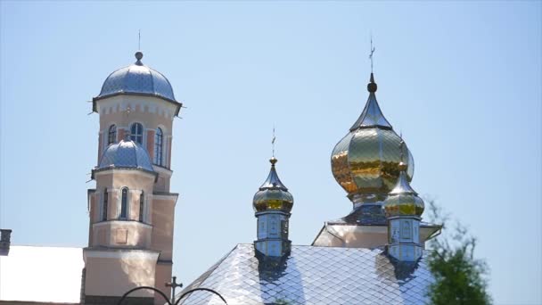 Bela igreja ortodoxa contra um contexto do céu azul brilhante — Vídeo de Stock