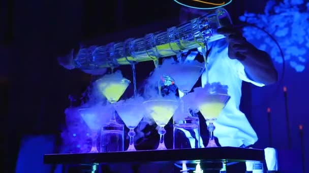 Giovane che lavora come barista in un bar di discoteche — Video Stock