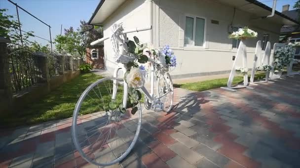 Корзины для цветов с белым велосипедом — стоковое видео