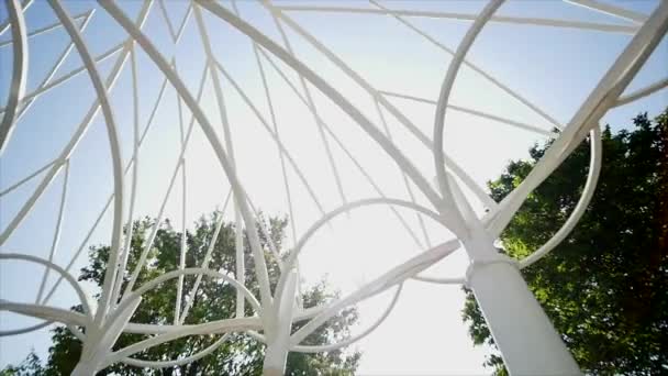 Beyaz metalik kemer aracılığıyla ışık parlar güneş ışınları — Stok video