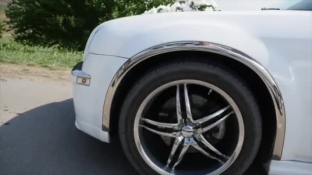 Buquê Casamento Flores Brancas Soprando Vento Carro Equitação Feliz Casal — Vídeo de Stock