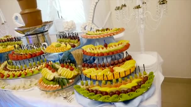 Diferentes frutas frescas en mesa buffet de bodas. Frutas y bayas Decoración de mesa de boda. Buffet recepción vinos de frutas champán. Boda decoración de mesa — Vídeo de stock