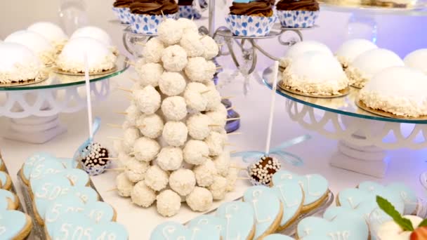 Конфетка. Вкусный сладкий шведский стол с кексами. Сладкий праздничный стол с кексами и другими десертами — стоковое видео