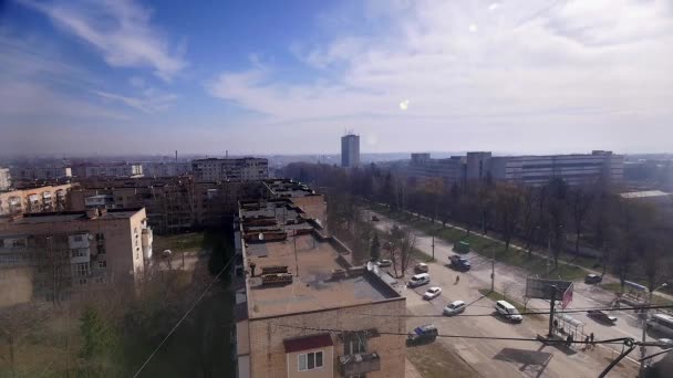 2018.04.06 - Chernivtsi, Ucraina. molte auto su strada trafficata della città, giornata di sole, time lapse — Video Stock