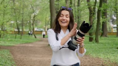 Genç kadın fotoğrafçı işlem açık havada park doğada çekim
