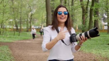 Genç kadın fotoğrafçı işlem açık havada park doğada çekim