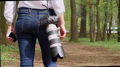 Genç kadın fotoğrafçı işlem açık havada park doğada çekim
