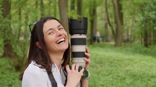 Jovem fotógrafa processo de trabalho atirando ao ar livre na natureza do parque. lapso de tempo — Vídeo de Stock