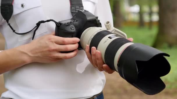 Jovem fotógrafo processo de trabalho tiro ao ar livre no parque natureza — Vídeo de Stock