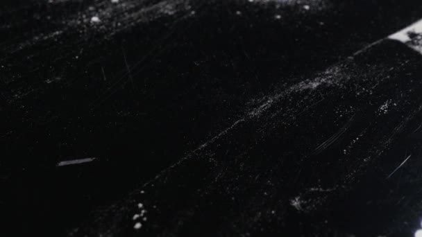 la farine est semée sur une table noire. Préparation de la cuisson et du support. vue de dessus 