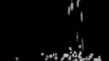 siyah arka plan üzerine düşen kaba deniz tuz kristal