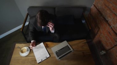 İşadamı Cafe telefon ve crush belgeler üzerinde konuşuyor. üstten görünüm