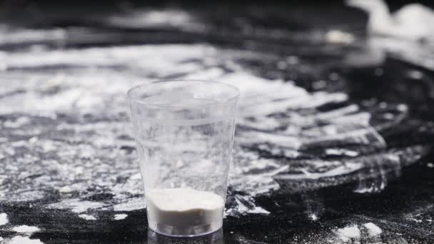 Textura de reacción química del polvo burbujeante. Experimentos en el laboratorio con polvo blanco. Textura de reacción química del polvo burbujeante — Vídeos de Stock