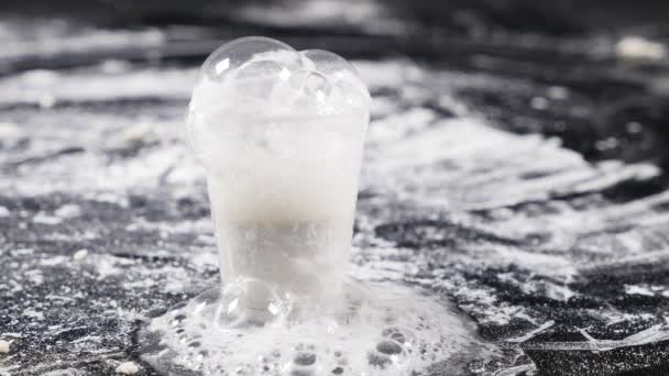 Textura de reacción química del polvo burbujeante. Experimentos en el laboratorio con polvo blanco. Textura de reacción química del polvo burbujeante — Vídeo de stock