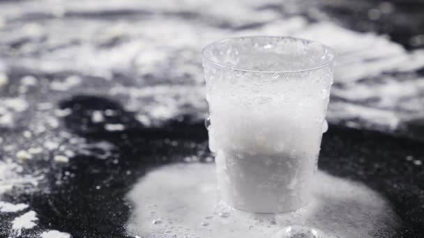 Textura de reacción química del polvo burbujeante. Experimentos en el laboratorio con polvo blanco. Textura de reacción química del polvo burbujeante — Vídeo de stock