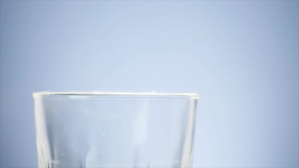 Gieten melk in glas. Witte melk opvullen van helder glas. Melk gieten voor witte achtergrond — Stockvideo