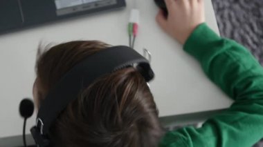 bilgisayarda oynamak çocuk