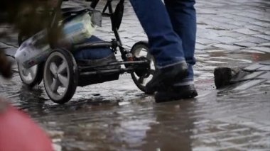 Yolda büyük derin bahar su birikintisi