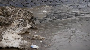 Yolda büyük derin bahar su birikintisi