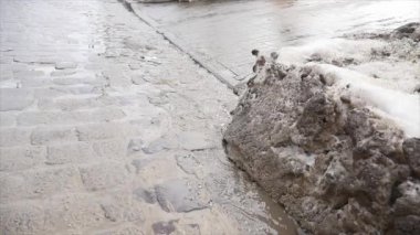 Yolda büyük derin bahar su birikintisi