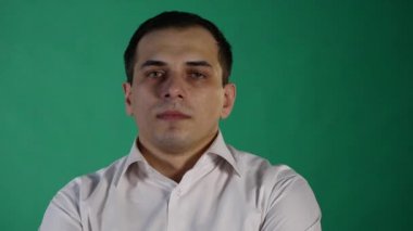 Yakışıklı adam gösteren farklı duygular. Yakın çekim. yeşil arka plan