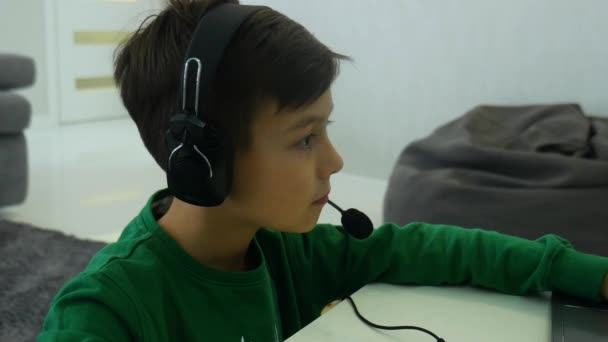 Jongen spelen op de computer — Stockvideo