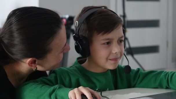 Мальчик играет на компьютере — стоковое видео