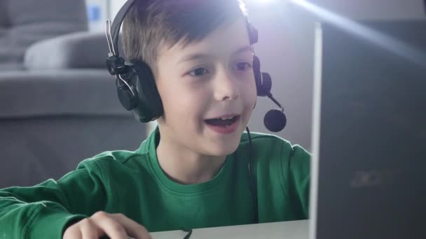 Bilgisayarda oynamak çocuk — Stok video
