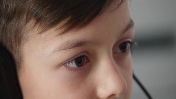 Niño jugando en el ordenador — Vídeo de stock