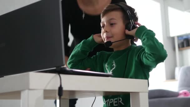 Chlapec hrát na počítači — Stock video
